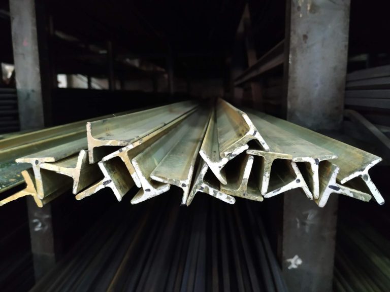 פרופיל מגולוונים בצורת T מונחים על מדף מתכת