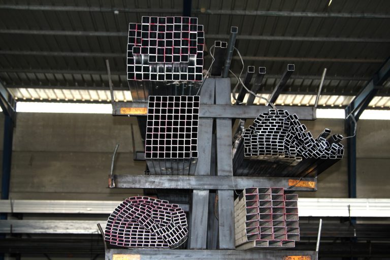  פרופילים וצינורות