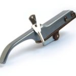 ידית מתכת ארוכה עם מנגנון נעילה פשוט