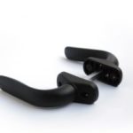 זוג ידיות בצבע שחור עם עיצוב קלאסי