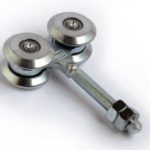 גלגל מתכת בעל שני גלגלים קטנים על מוט ברזל