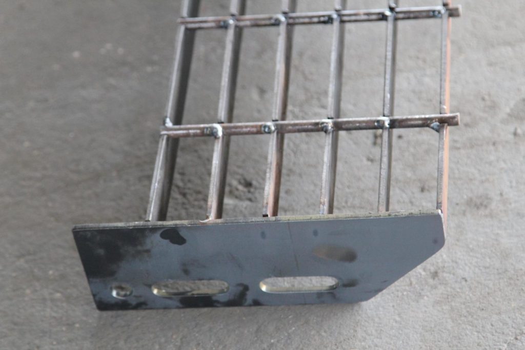 פס דריכה מיוחד מורכב בחזיתה