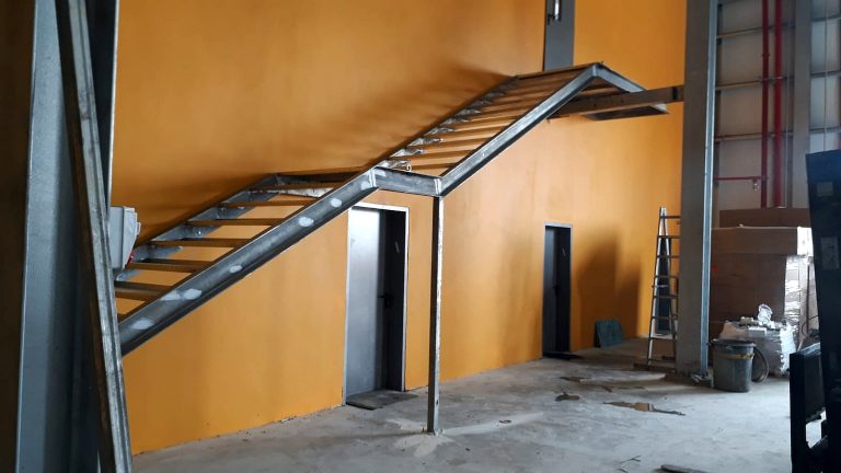 ייצור מדרגות מתכת בהתאמה אישית: שלבי תכנון וביצוע